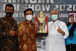 Bupati Kuningan berfoto bersama dengan pemenang Young Khoi Show.